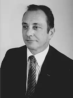 photographie en noir et blanc, du buste de demi-profil