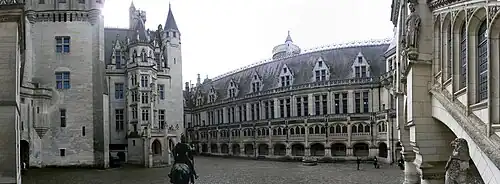 Panorama de la cour et de l'entrée.