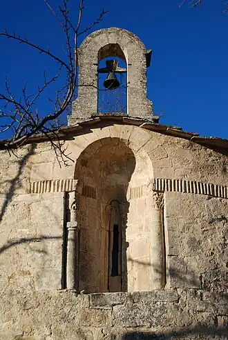 Fenêtre et clocher-mur.