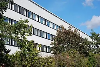 Fenêtres typiques duStyle fonctionnalistedes années 1960.