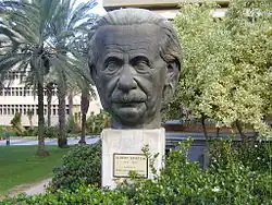 à l'université de Tel Aviv.