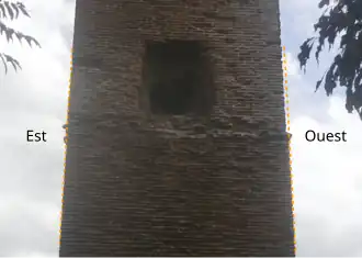 Vue de deux massifs de maçonnerie superposés. Des lignes matérialisent leur alignement imparfait.