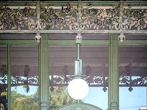 Détail de la frise.