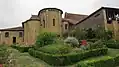 Le chevet de la collégiale Saint-Barthélémy et son jardin de curé.
