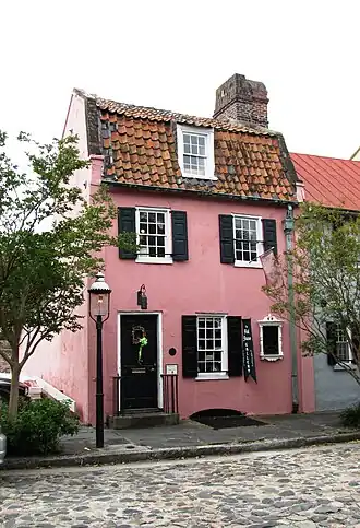 La maison rose de la Pink House tavern dans le vieux quartier français de Charleston (Caroline du Sud).