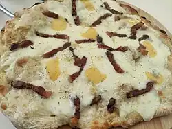 Pinsa romaine au fromages et lardon