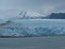 Vue rapprochée du front glaciaire.
