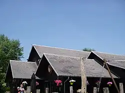 Photographie d'un bâtiment en bois, ancien restaurant du parc.