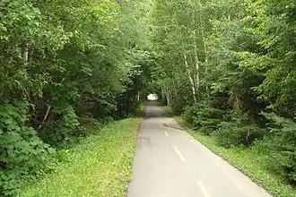 Section de la piste cyclable de Caraquet près du centre-ville.