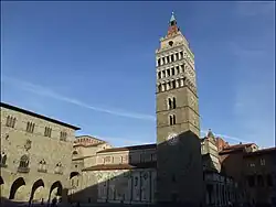 La campanile attenant au dôme