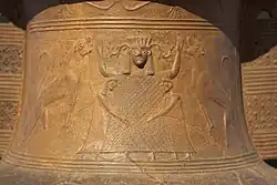 Pithos de terre-cuite figurant en relief une maîtresse des fauves, découvert à Thèbes, d'origine cycladique, vers 625-600 A.C., musée national d'Athènes.