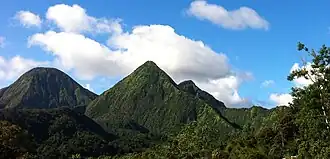 Vue des pitons du Carbet avec le piton Lacroix à gauche, le piton Dumauzé au centre le piton de l'Alma en arrière-plan à droite.
