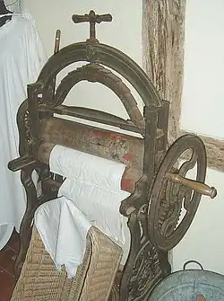 Mangle, essoreuse à rouleaux des années 1930.