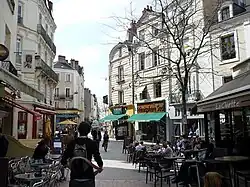 La place Romain, à l'extrémité nord-est de la rue Saint-Laud, et ses nombreux bars-cafés