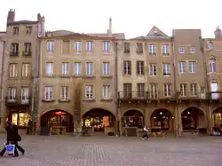 La place Saint-Louis avec sa galerie voûtée et ses arches était le site des changeurs de monnaie et des Lombards.
