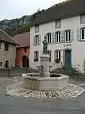 Place de la Mairie et fontaine.