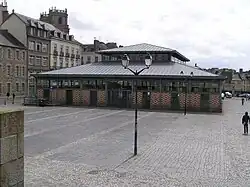 L'emplacement des poissonniers au premier plan, et la halle est, où ont lieu spectacles et congrès.