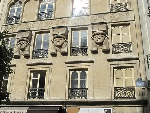Façade de la Maison de style néo-égyptien au no 2 place du Caire.