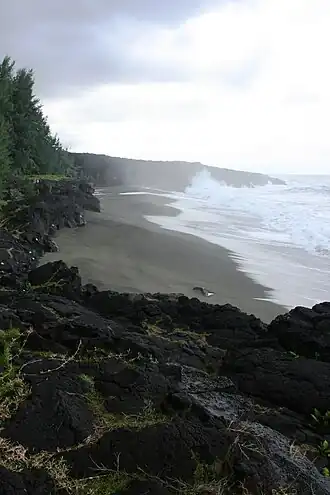 Vue de la pointe du Tremblet avec la plage du Tremblet au premier plan.