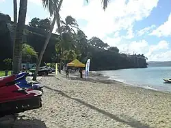 La plage de la « Française » entre la baie et le fort Saint-Louis, le long du « Malécon ».
