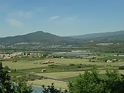 La plaine agricole conquise sur le lit de la Durance, peu à peu envahie par les constructions.