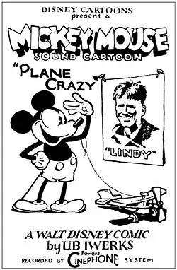 Capture du film en noir et blanc. Les souris de style cartoon, Mickey Mouse et Minnie Mouse, sont à bord d’un avion. Ils sont tous les deux assis dans le cockpit, avec Mickey aux commandes avec un casque d'aviateur, et Minnie à côté de lui, souriante. L’avion semble être un petit biplan, avec des ailes supérieures et inférieures. L’arrière-plan montre un ciel avec quelques nuages.