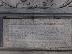 Photographie en couleur d'un plaque de marbre gravé.