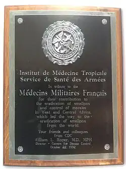 plaque de marbre noir gravée en blanc, portant l'insigne des Centers for diseases control et rédigée en anglais