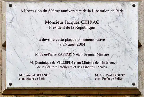 Plaque au no&nbsp;7 célébrant la Libération de Paris.