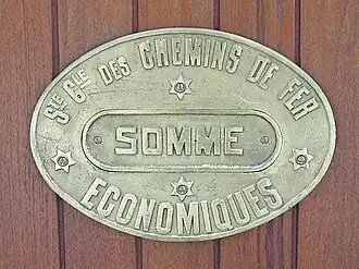 Plaque d'exploitant fixée sur l'une des voitures du réseau.