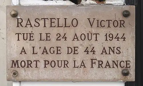 Plaque au no&nbsp;2, en hommage à Victor Rastello, mort pendant la Libération de Paris.