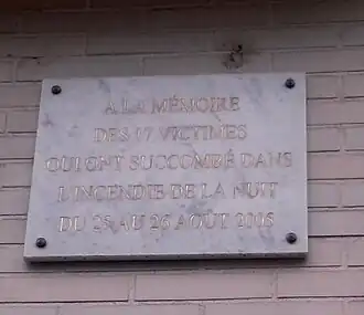 Plaque au no&nbsp;20, en hommage aux victimes de l'incendie de 2005.