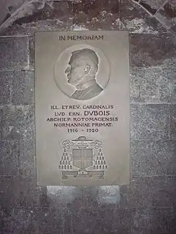 Photo d'une pierre In memoriam du cardinal Dubois