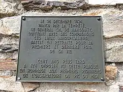 Plaque commémorative posée au Col de Sencours.