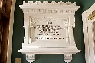 Plaque commémorative en marbre, à l'entrée du bâtiment.