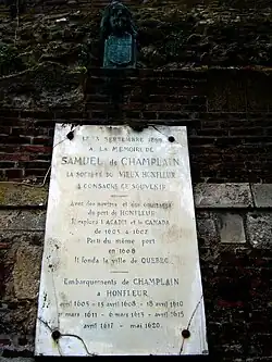 Plaque commémorative des départs de Champlain dans le port de Honfleur.