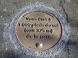 Une des plaques au sol rappelant les mesures de Delambre.