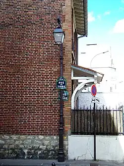 Le début de la rue côté rue du Moulin-de-la-Pointe, avec deux plaques.