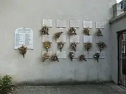 Le mur des plaques en hommage aux victimes.