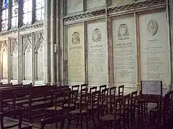 Photo des plaques commémoratives des anciens archevêques sur le mur sud