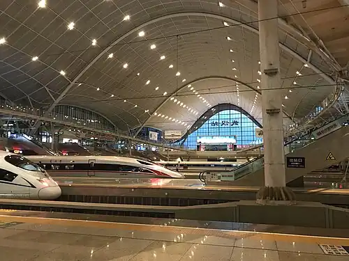 La gare de Wuhan dispose de 20 voies pour accueillir les trains à grande vitesse.
