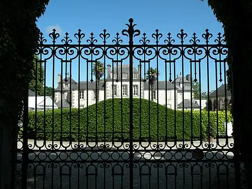 Le château de Montmarin vu à travers sa grille.