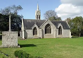 La chapelle de Tréminou et son calvaire-chaire vus de l'est.