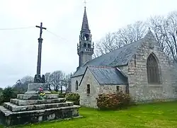 La chapelle et son calvaire.