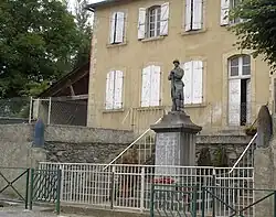 Le monument aux morts d'Orgibet et l'école communale en fond.