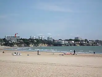Falaises nord de Vallières depuis la plage de la Grande-Conche.