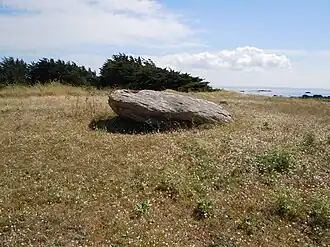 Dalle de dolmen à l'entrée de la pointe de Conguel