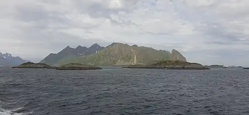 Pointe sud de Stormolla, le sommet à droite est le Sveien (426 m)