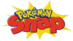 Le logo Pokémon, jaune et bleu, et le mot Snap, rouge, inscrits sur une forme jaune rappelant un flash d'appareil photo.