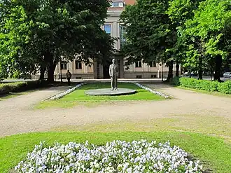 Statue en bronze devant le Ministère de l'Education